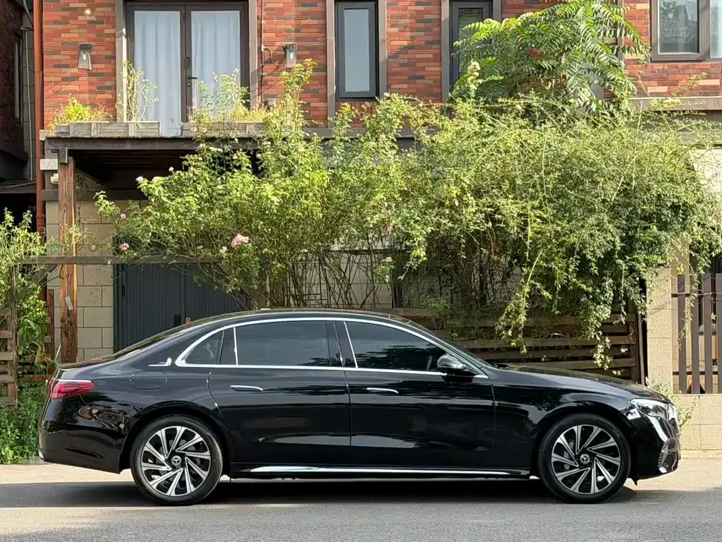 Mercedes-Benz E-Class — миниатюра 8