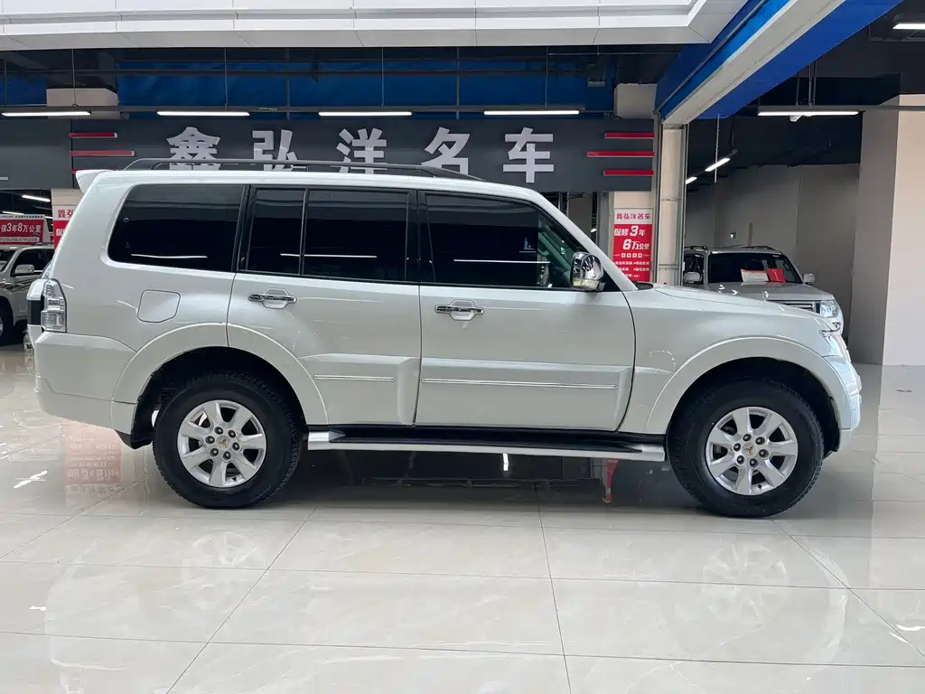 MITSUBISHI PAJERO