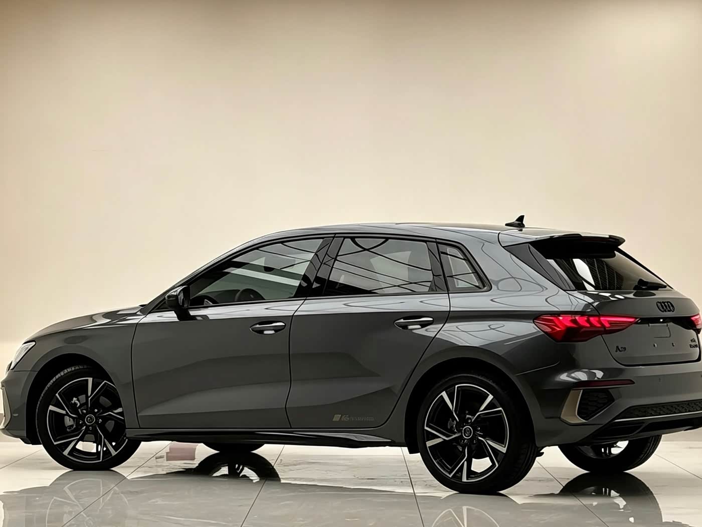 Audi A3 1.4 л 2023 г. Серебристо-серый, пробег 23000 км