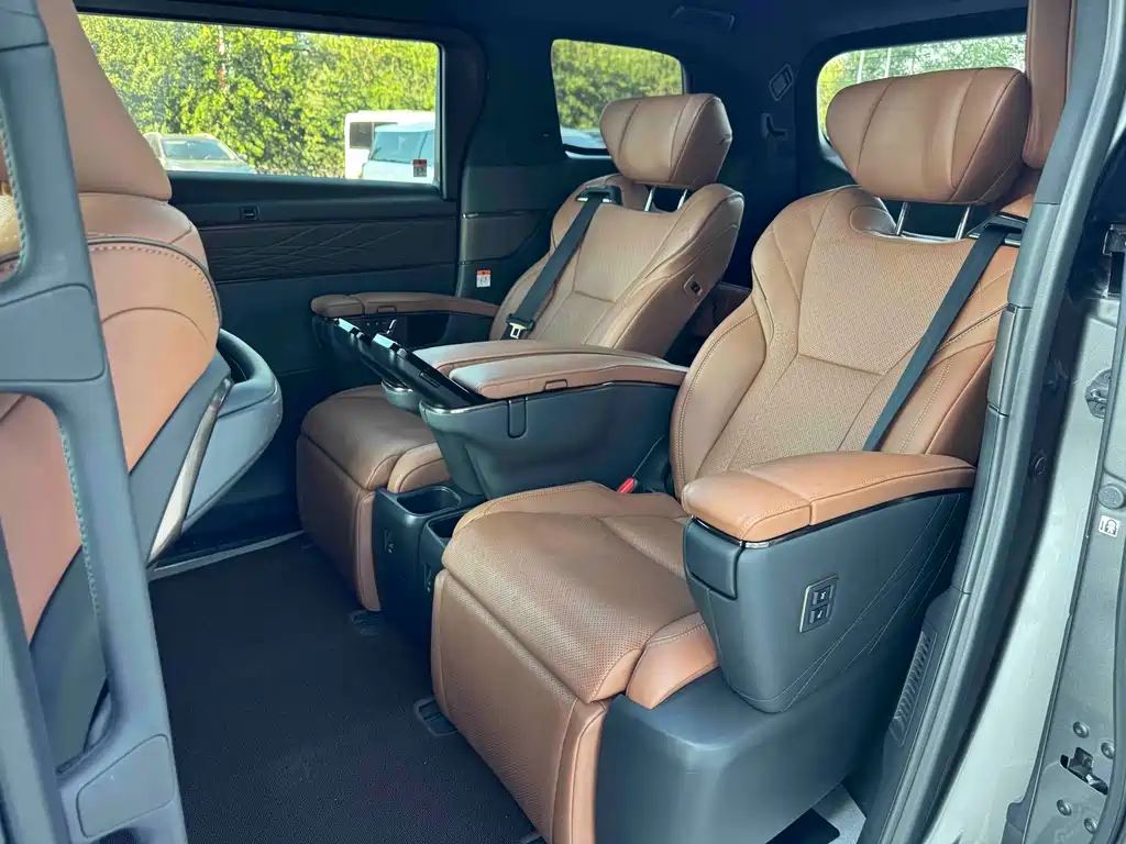 Toyota Vellfire — миниатюра 7