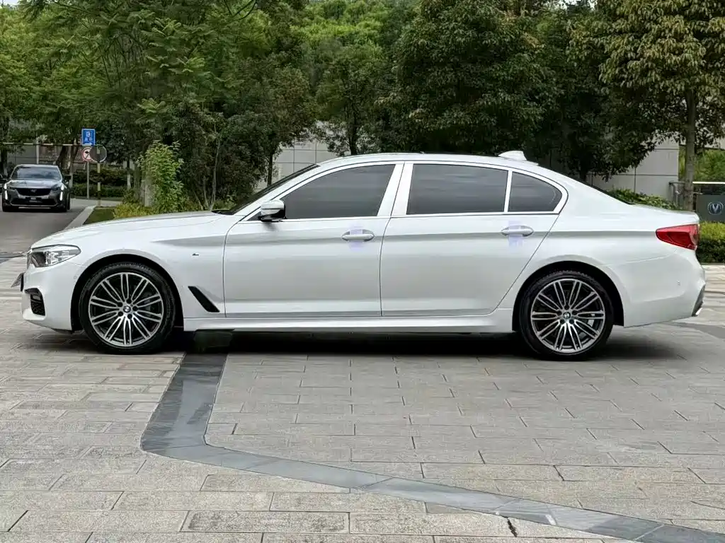 BMW 5 Series — миниатюра 6