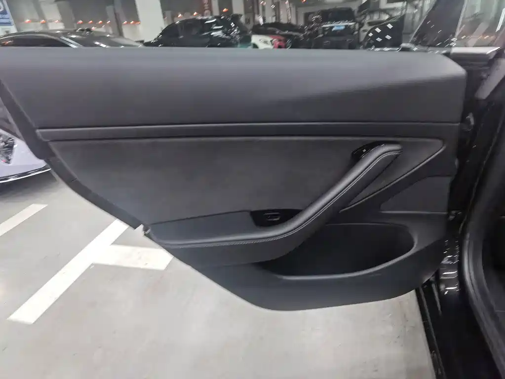 Tesla Model 3 — миниатюра 12