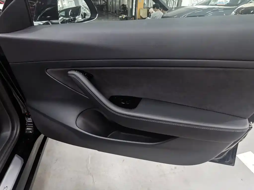 Tesla Model 3 — миниатюра 18