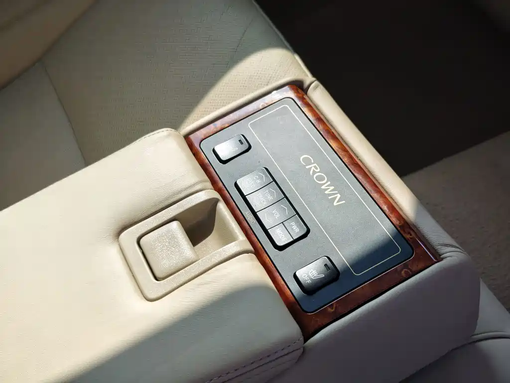 Toyota Crown — миниатюра 19