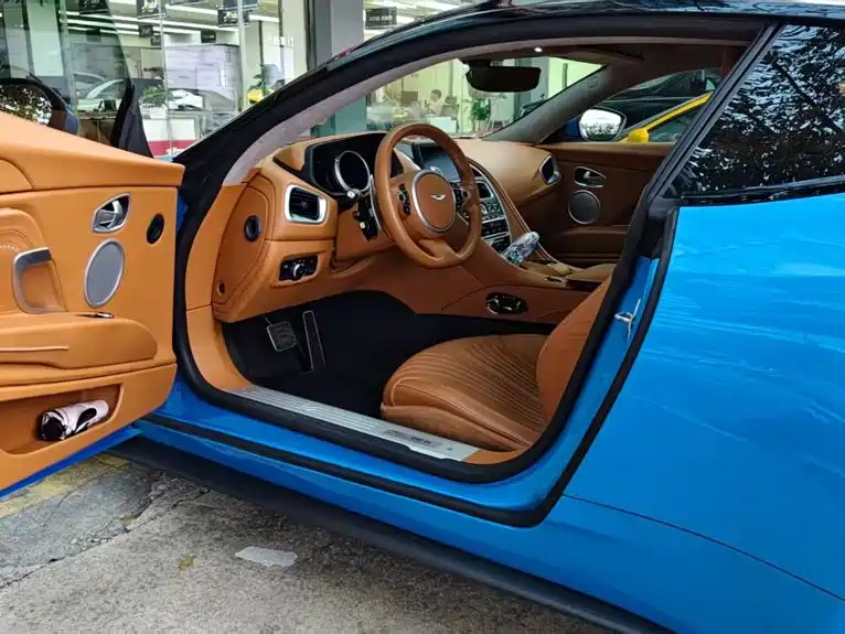 Aston Martin DB11 — миниатюра 5