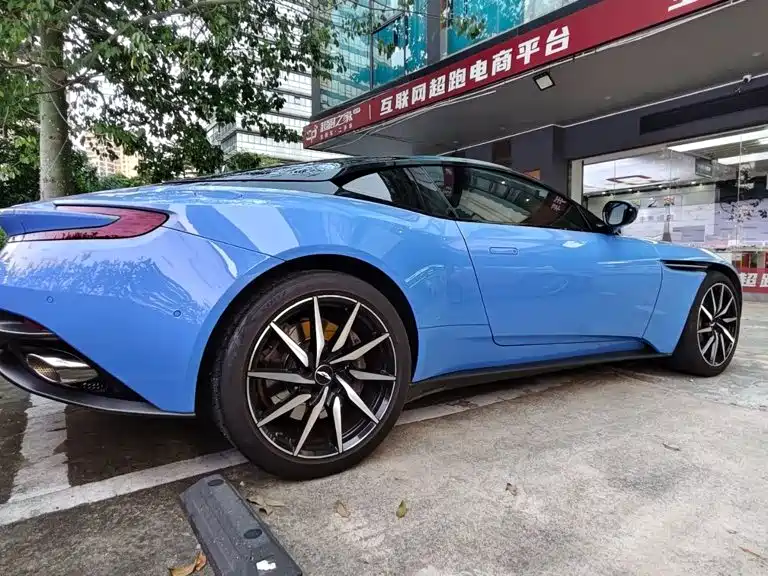 Aston Martin DB11 — миниатюра 7