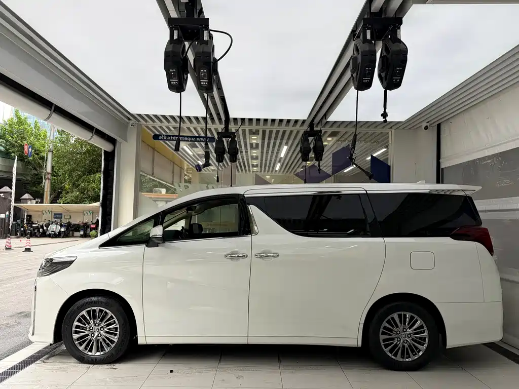 Toyota Alphard — миниатюра 3
