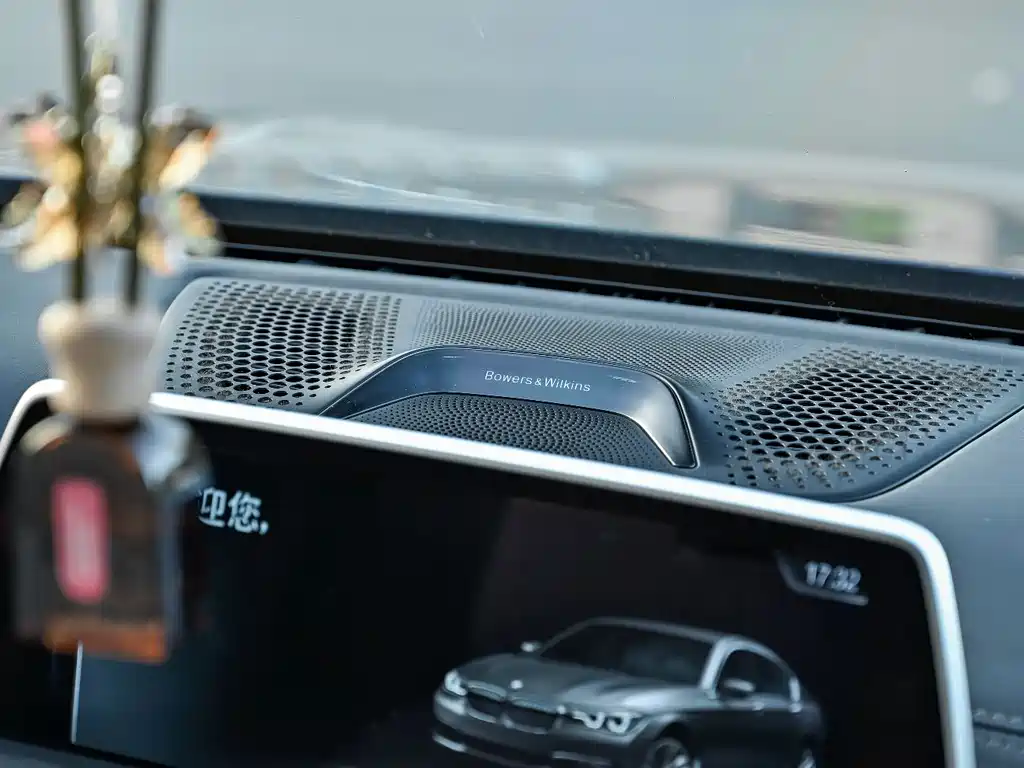 BMW 7 Series — миниатюра 11