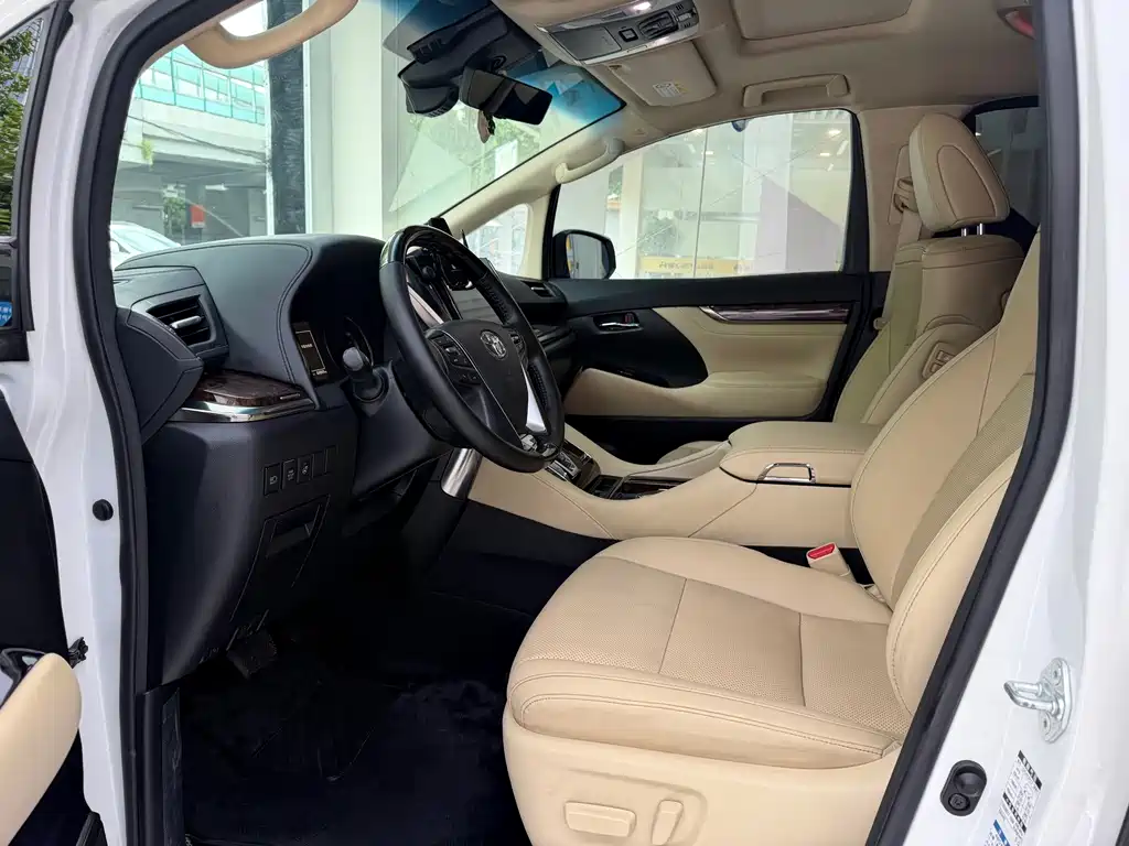Toyota Alphard — миниатюра 5