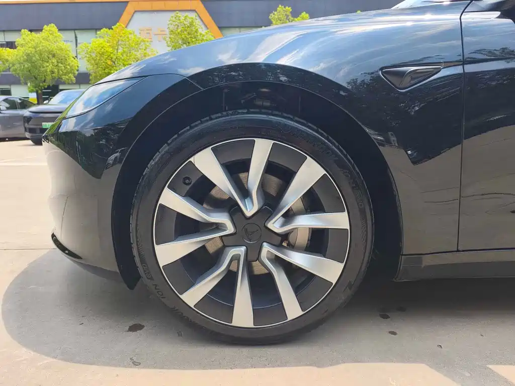 Tesla Model 3 — миниатюра 4