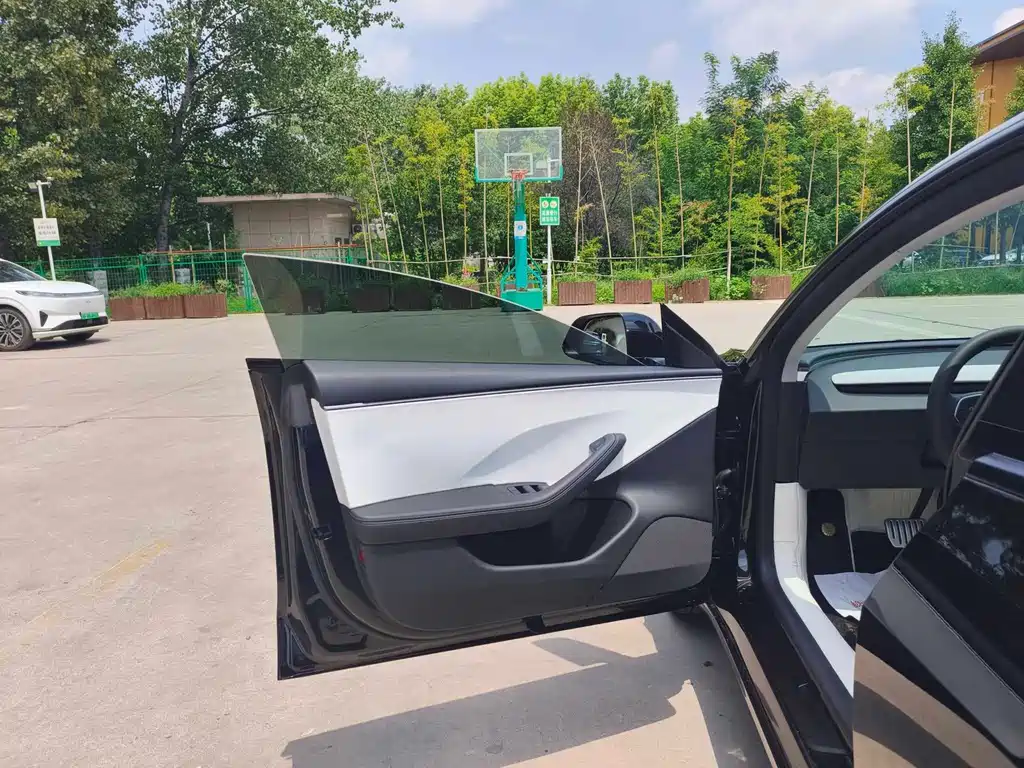 Tesla Model 3 — миниатюра 6