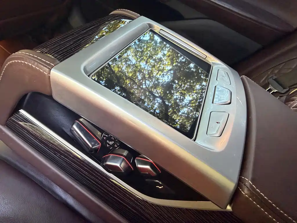 BMW 7 Series — миниатюра 13