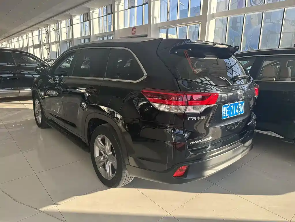TOYOTA HIGHLANDER