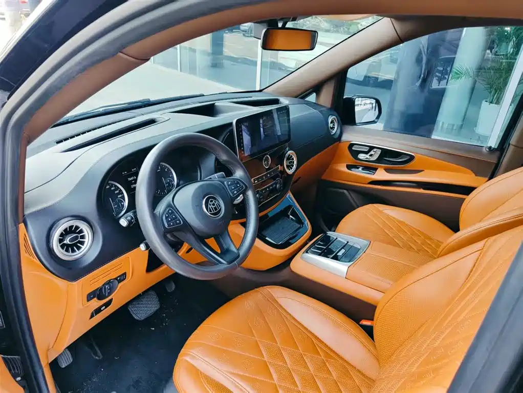 Mercedes-Benz Vito 2023 2.0T 7 мест