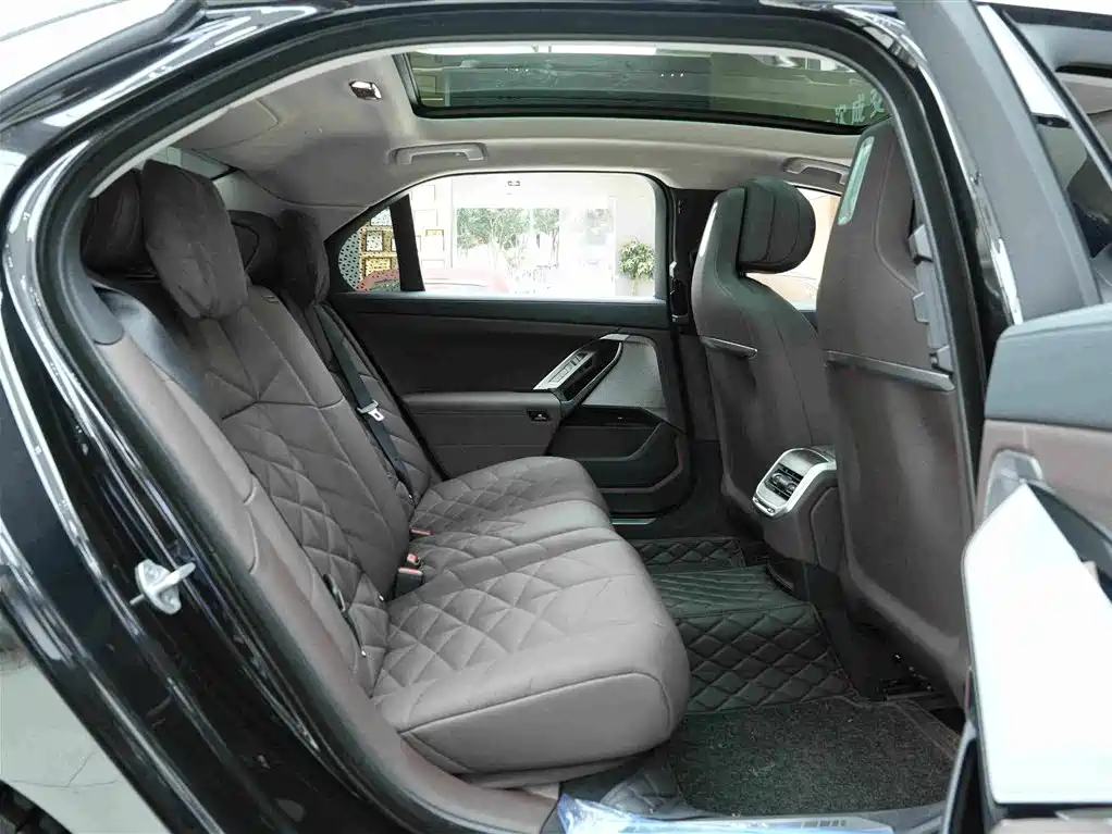 BMW 7 Series — миниатюра 13