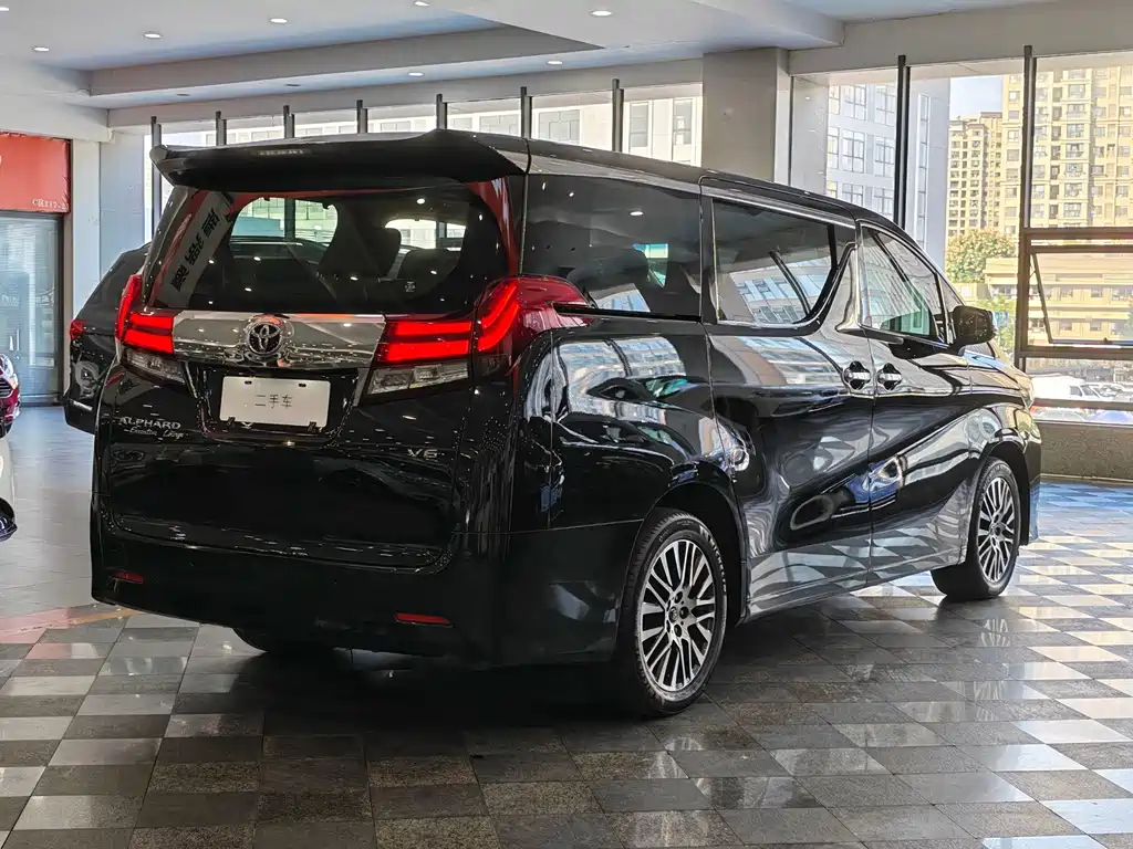 Toyota Alphard — миниатюра 16