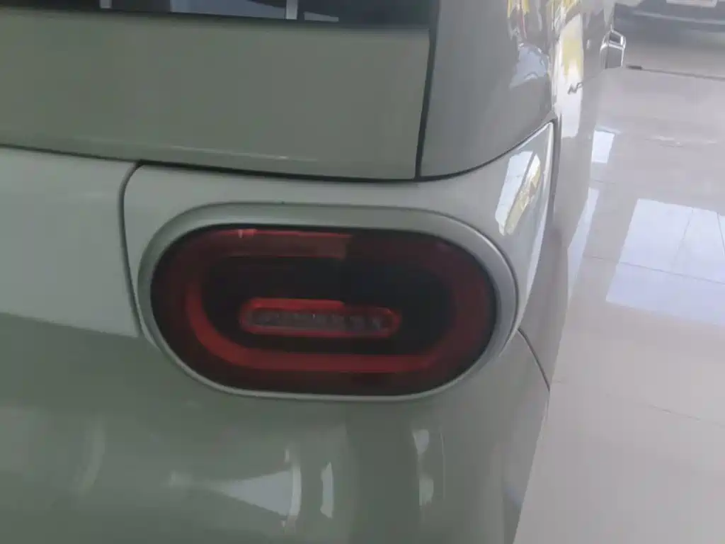 Wuling MINIEV — миниатюра 8