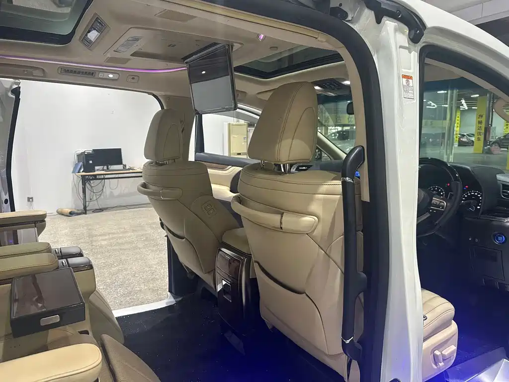 Toyota Alphard — миниатюра 24
