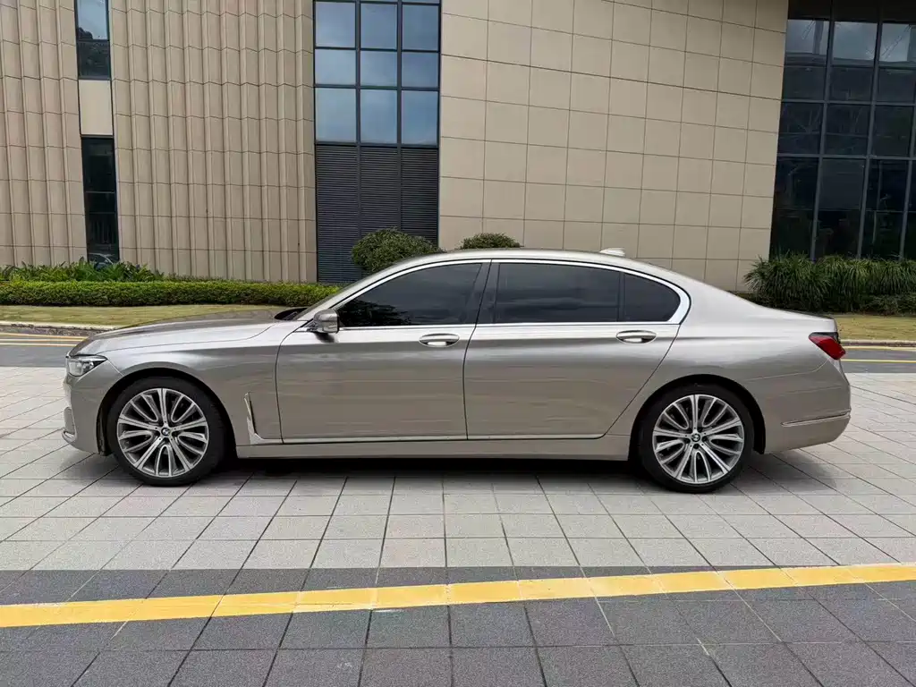 BMW 7 Series — миниатюра 7