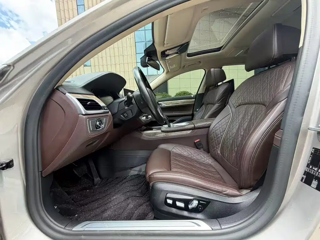 BMW 7 Series — миниатюра 12