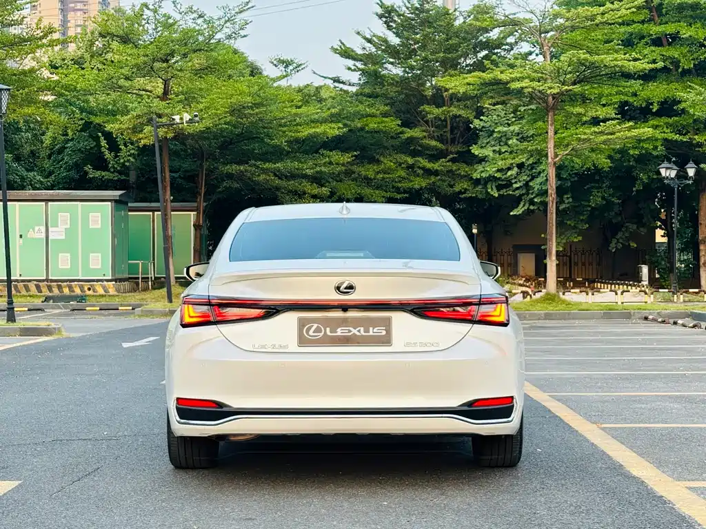 Lexus ES — миниатюра 6