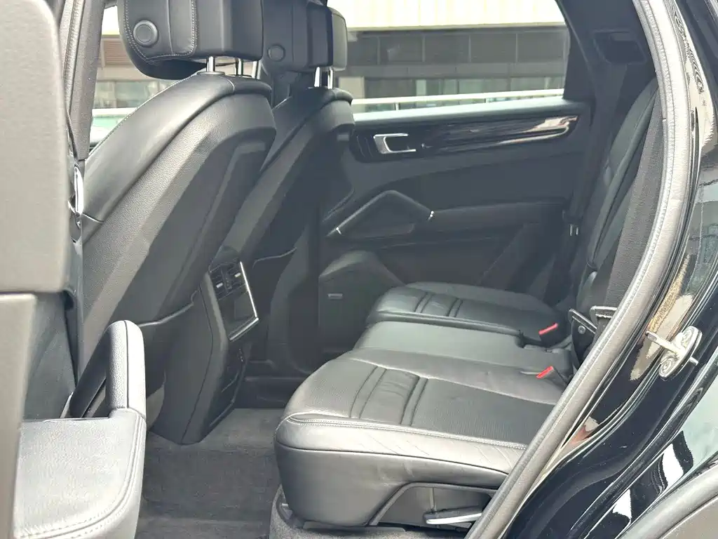 Porsche Cayenne — миниатюра 10