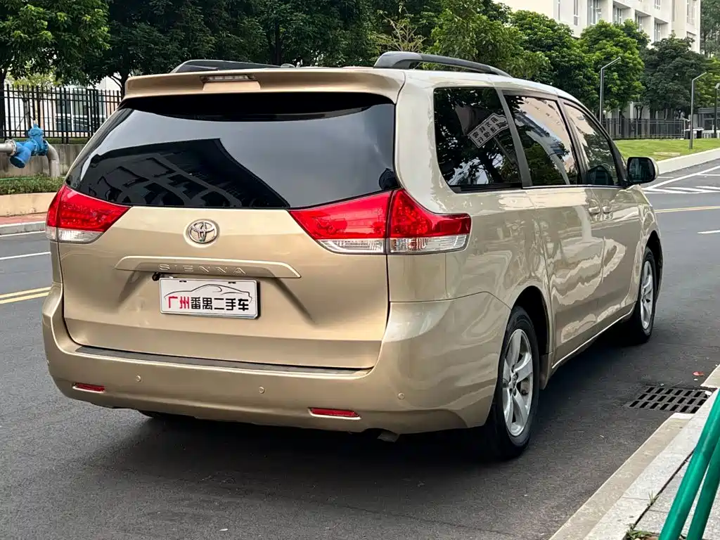 Toyota Sienna — миниатюра 2