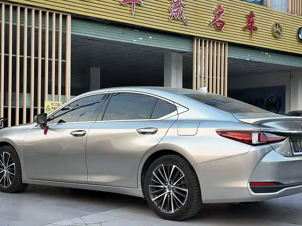 Lexus ES 2022 300h Premium