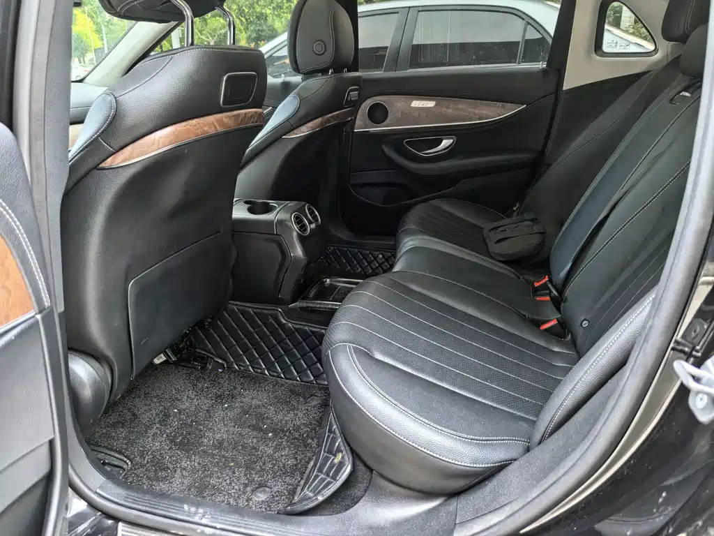 Mercedes-Benz E-Class — миниатюра 9