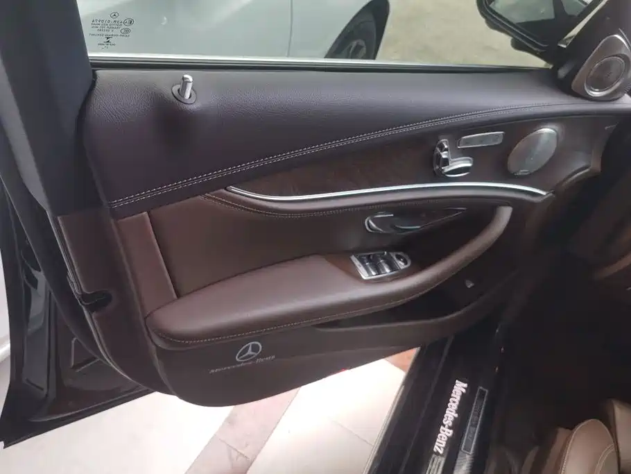 Mercedes-Benz E-Class — миниатюра 7