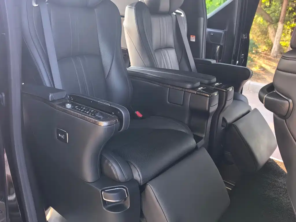 Toyota Alphard — миниатюра 11