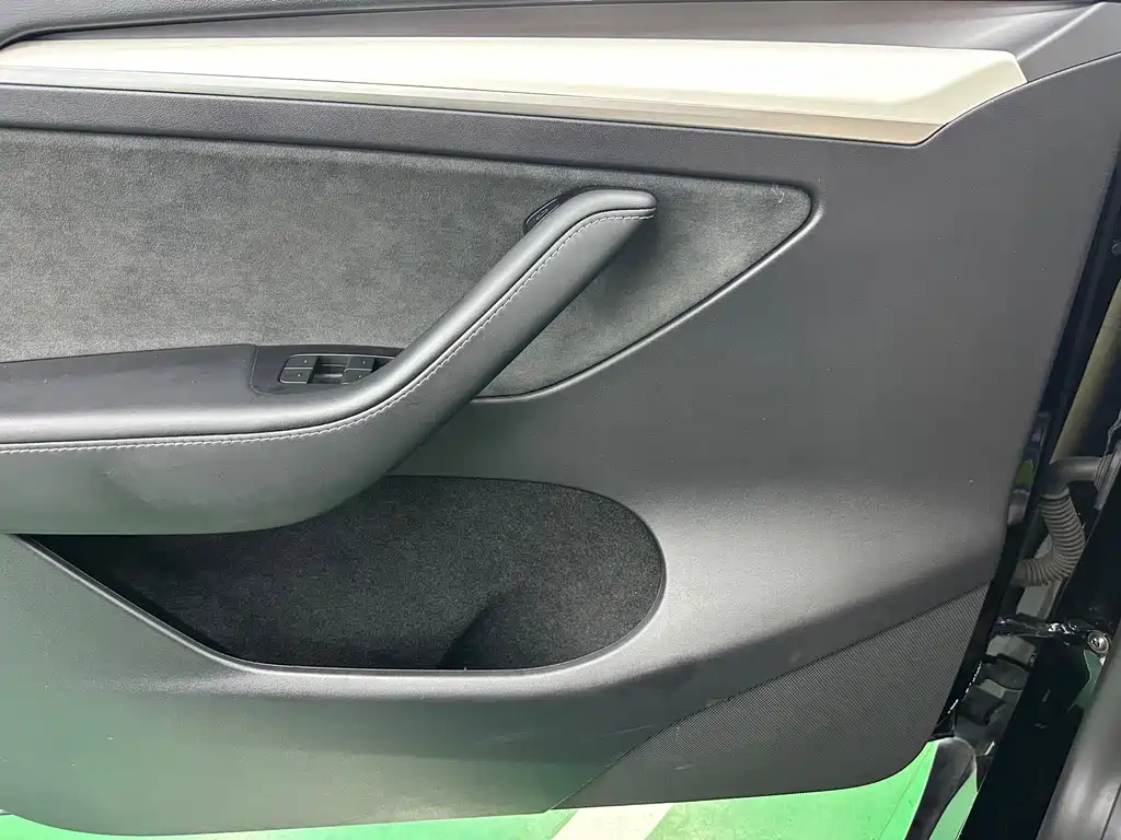Tesla Model Y — миниатюра 20
