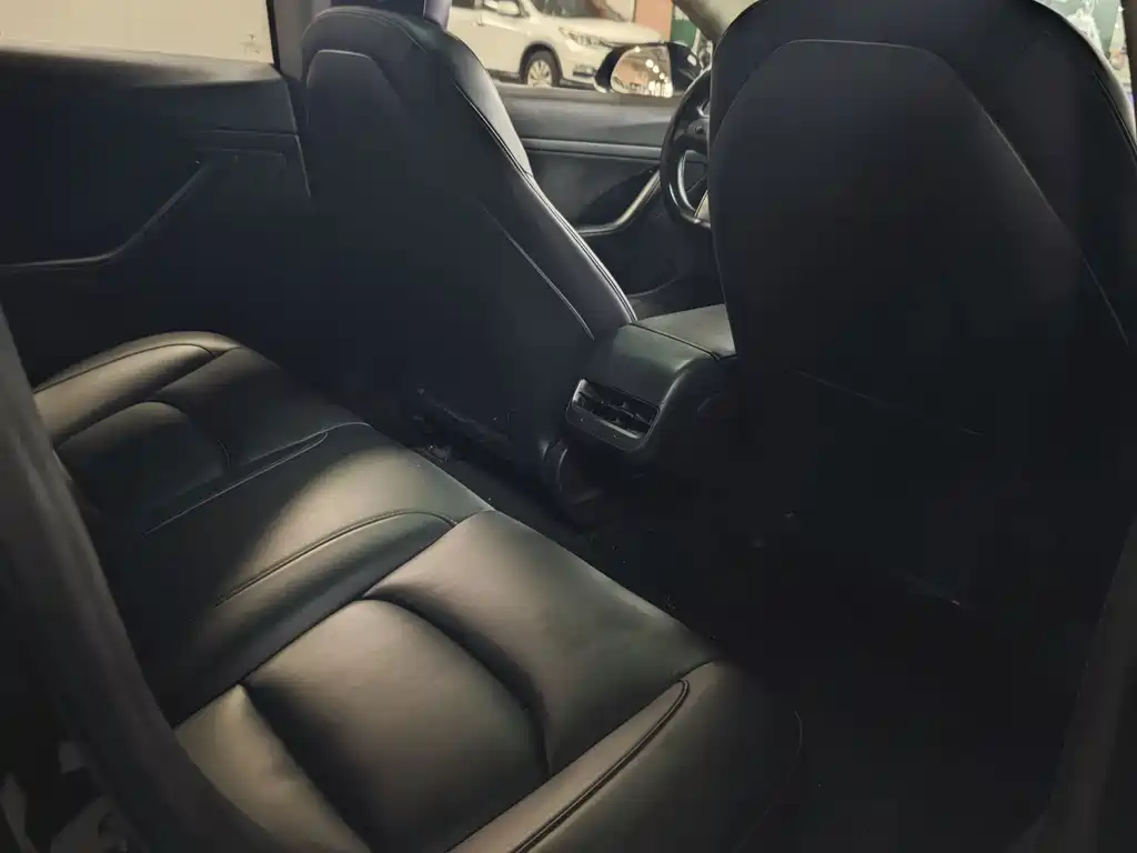 Tesla Model 3 — миниатюра 12