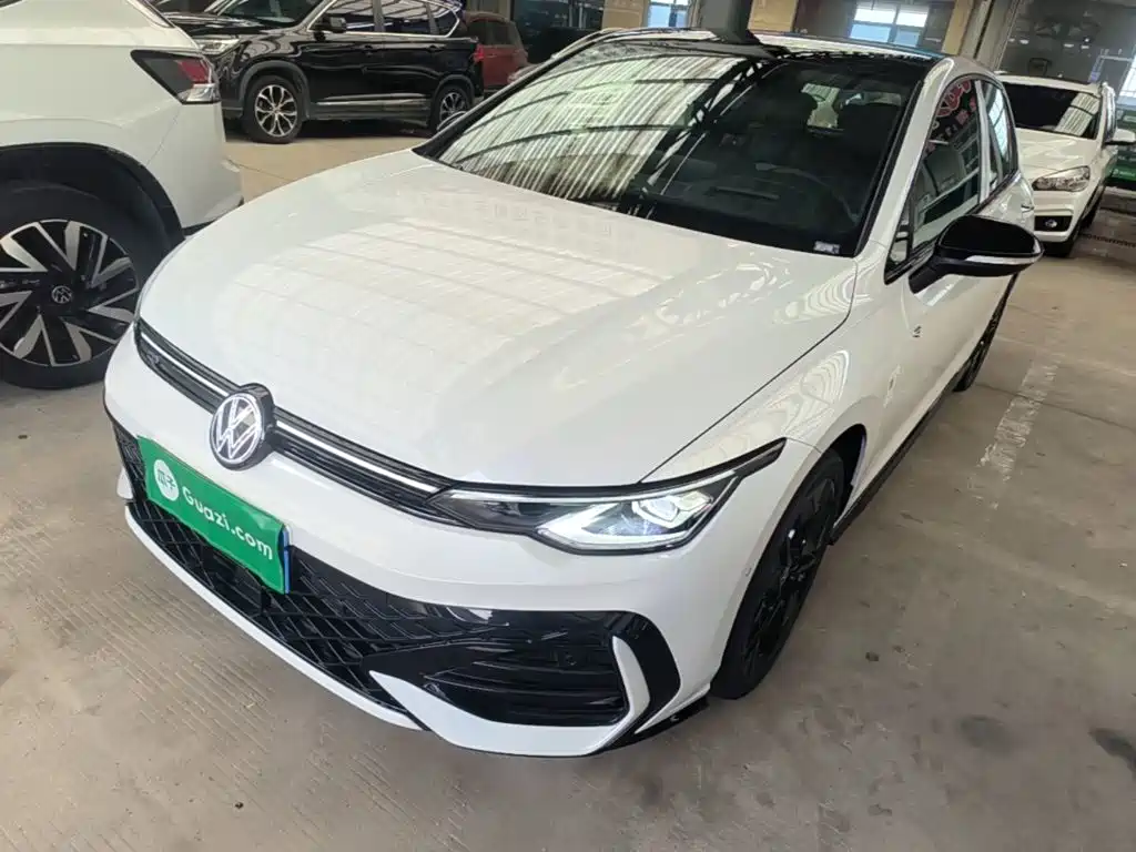 Volkswagen Golf 2025 300TSI R-Line