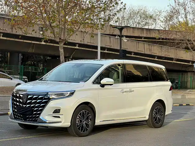 ROEWE IMAX8 NEW ENERGY 2025