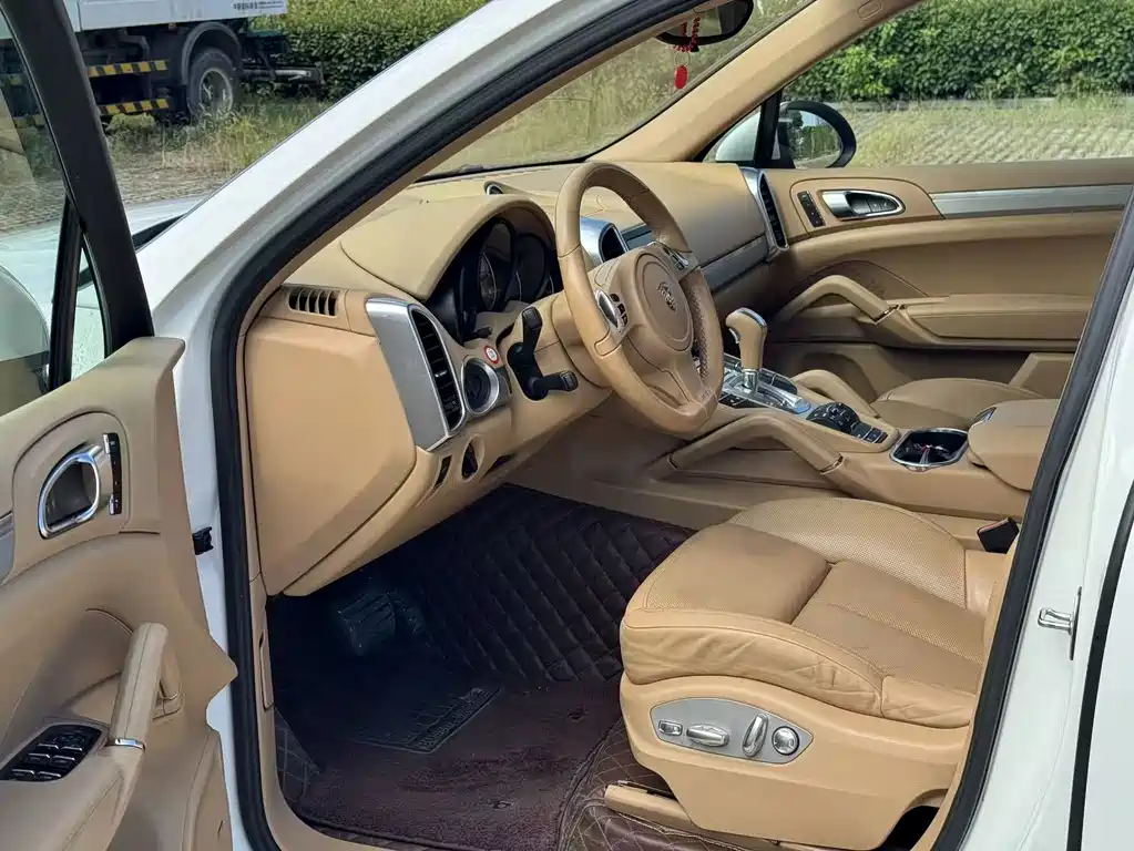 Porsche Cayenne — миниатюра 9