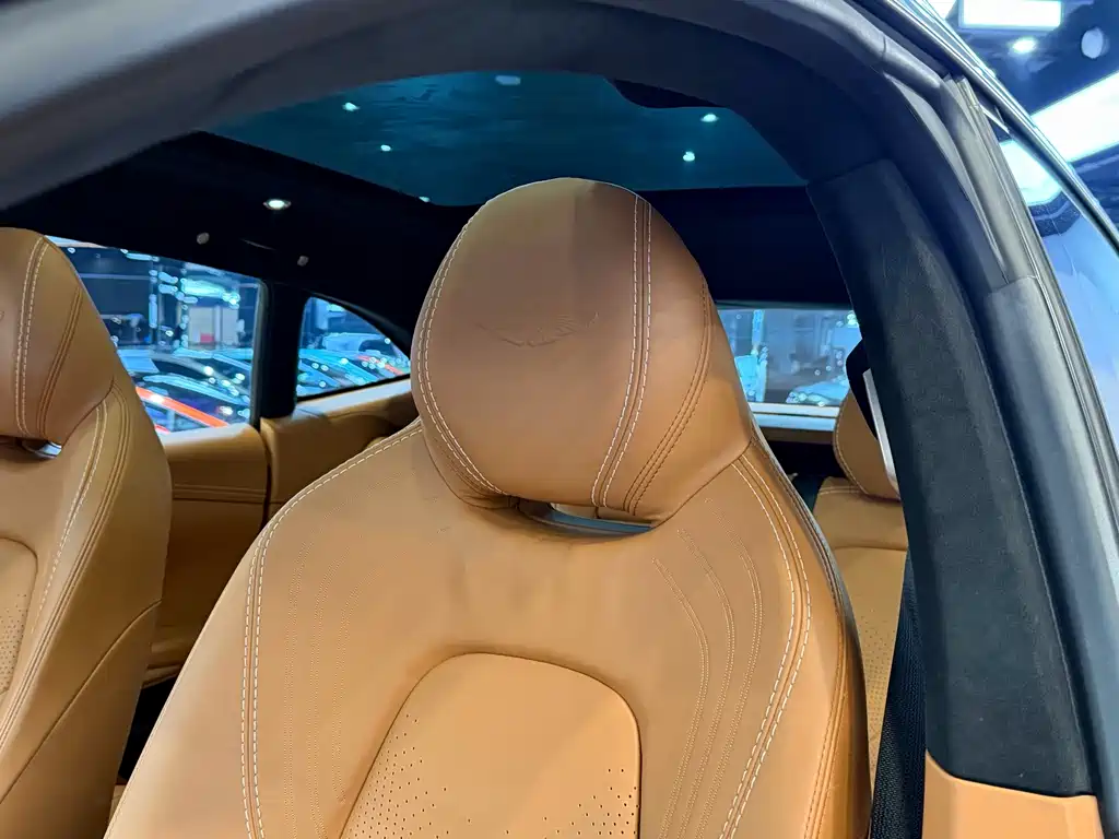 Aston Martin DBX 2022 3.0T STRAIGHT-SIX
