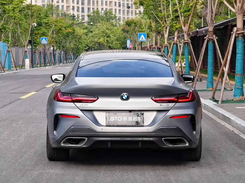 BMW 8 SERIES