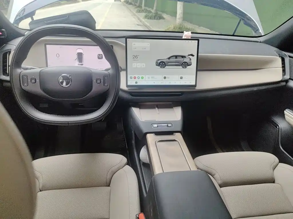 Volvo XC70 PHEV — миниатюра 10