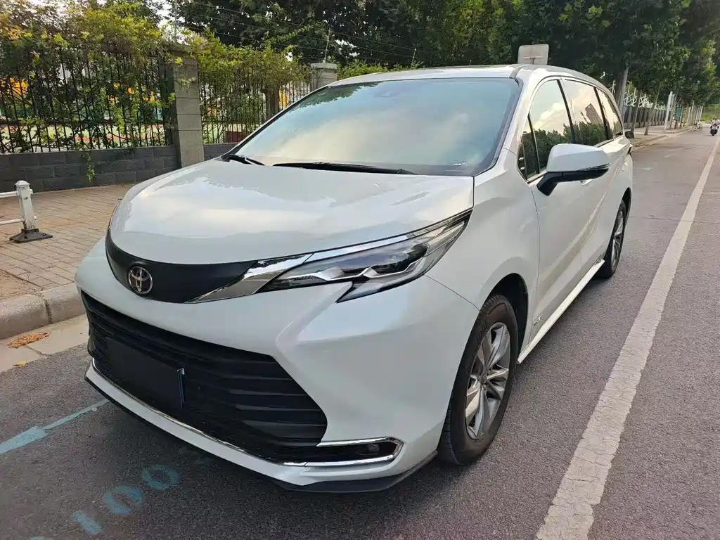 Toyota Sienna — миниатюра 3