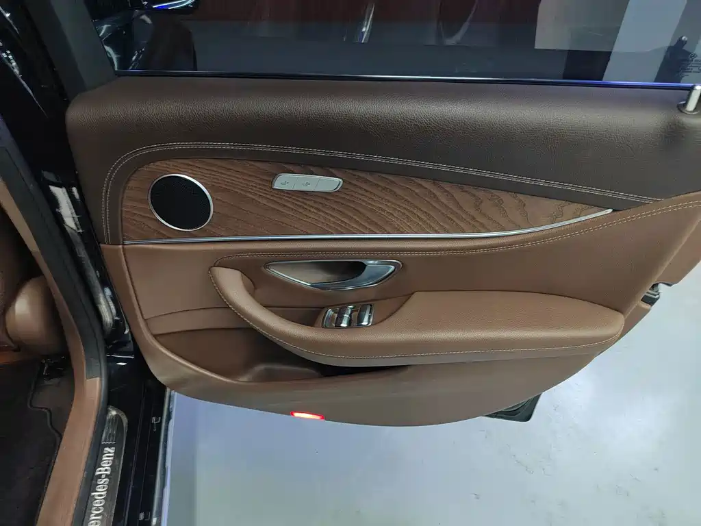 Mercedes-Benz E-Class — миниатюра 7