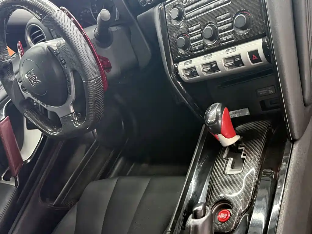 Nissan GT-R — миниатюра 7