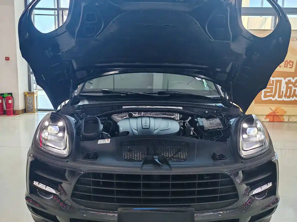 PORSCHE MACAN