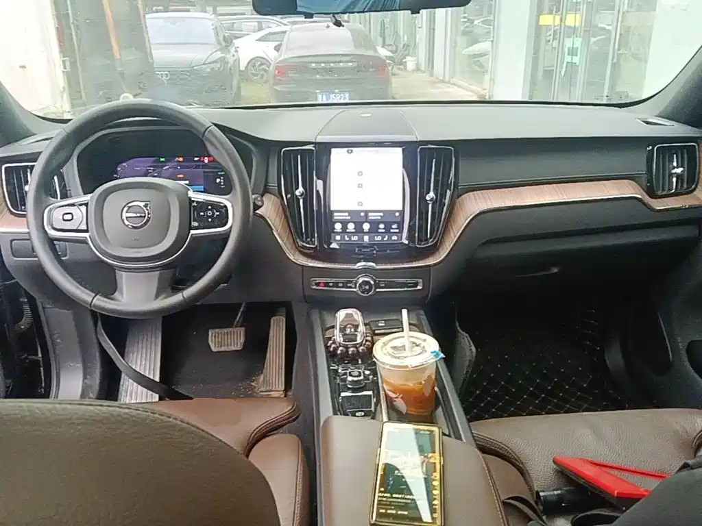 Volvo XC60 PHEV — миниатюра 10