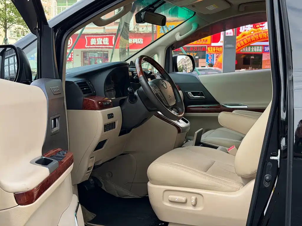 Toyota Alphard — миниатюра 4