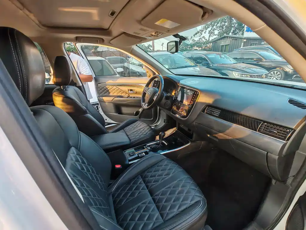 Mitsubishi Outlander — миниатюра 9