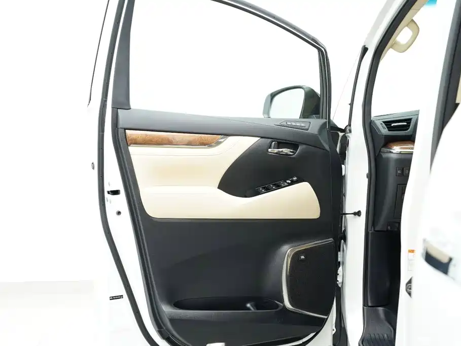 Toyota Alphard — миниатюра 15