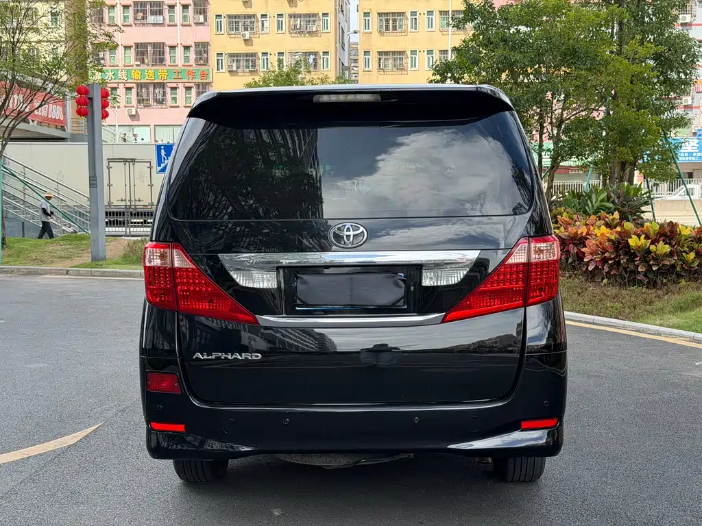 Toyota Alphard — миниатюра 10