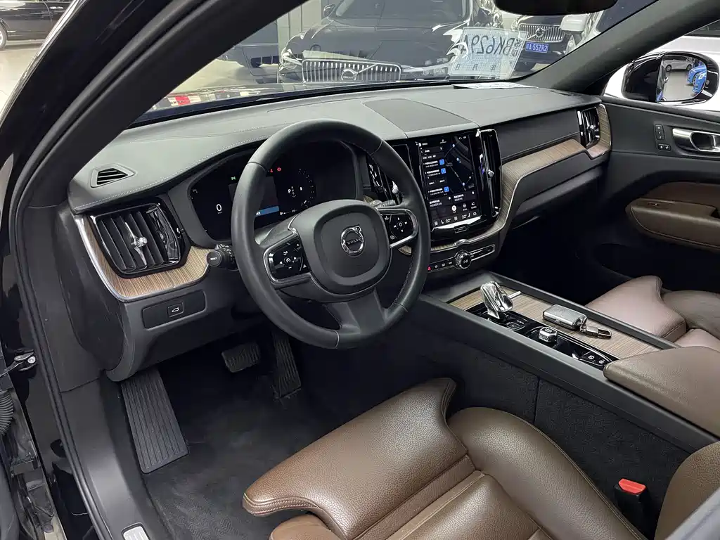 Volvo XC60 2023 B5 Luxury