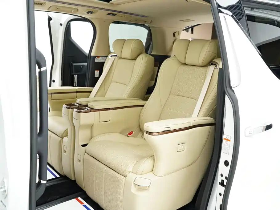 Toyota Alphard — миниатюра 9